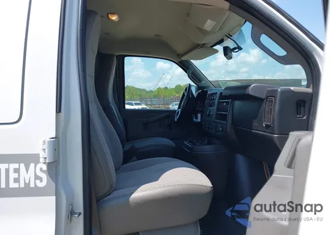 2018 Chevrolet Express 2500 Work Van z USA, uszkodzony, nr VIN 1GCWGAFP0J1270311